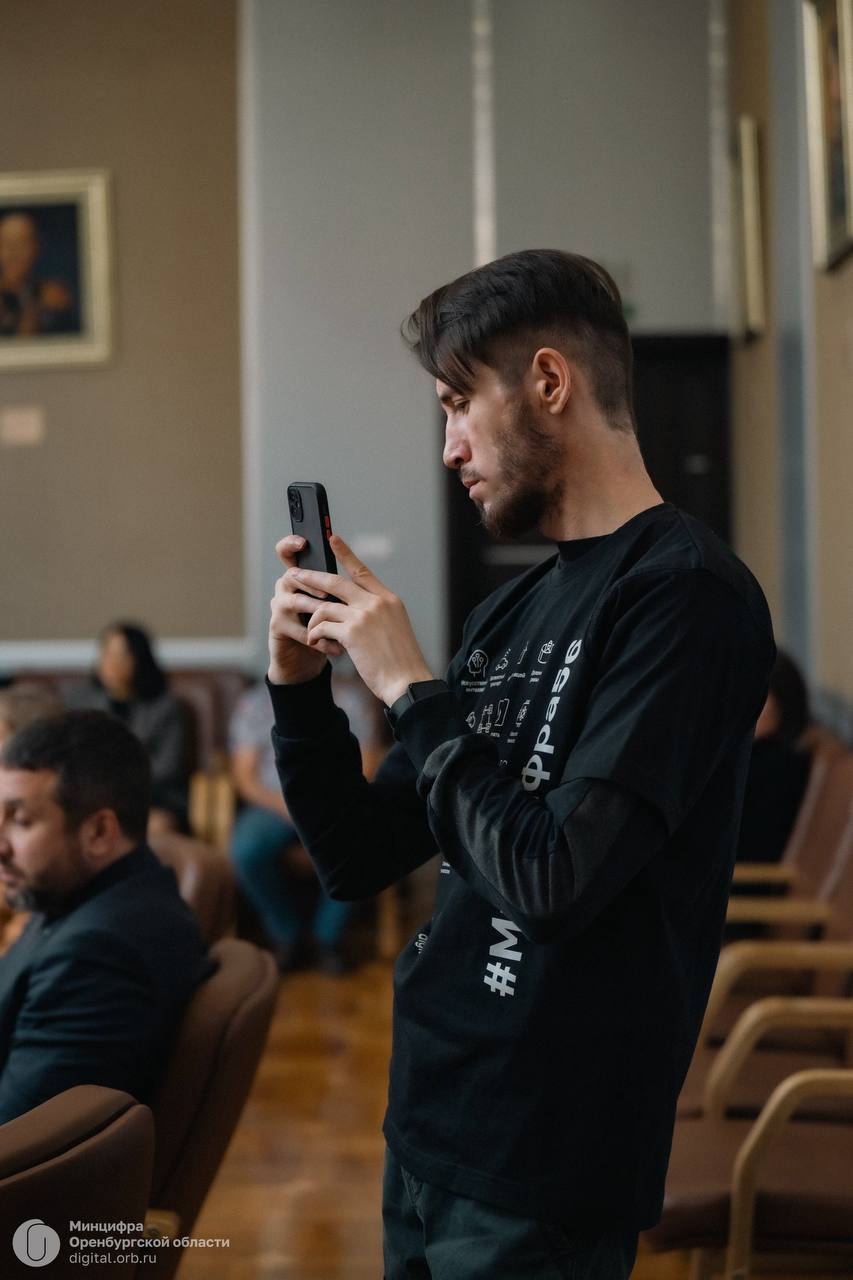 На круглом столе — веду трансляцию